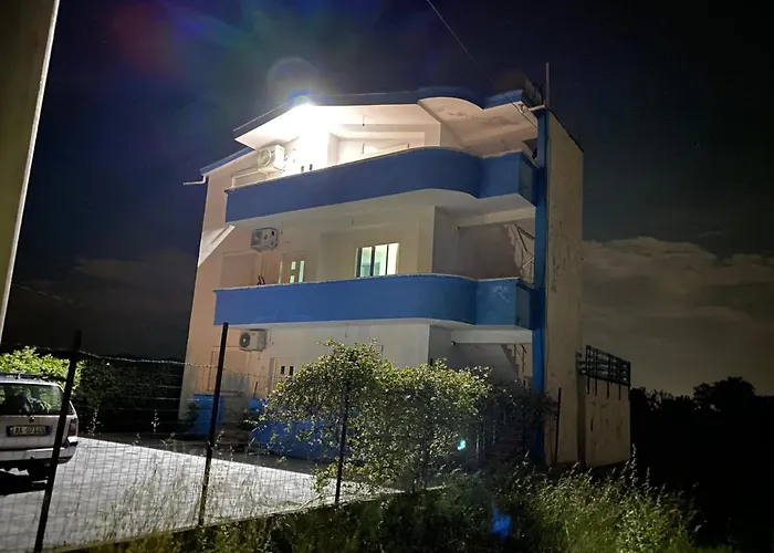 White & Blue Apartment's アパート