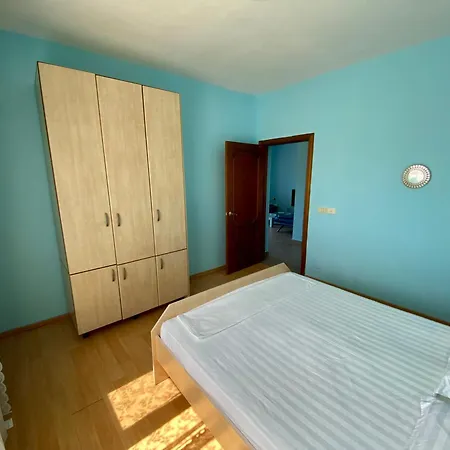 Lägenhet White & Blue Apartment's Golem (Tirana)