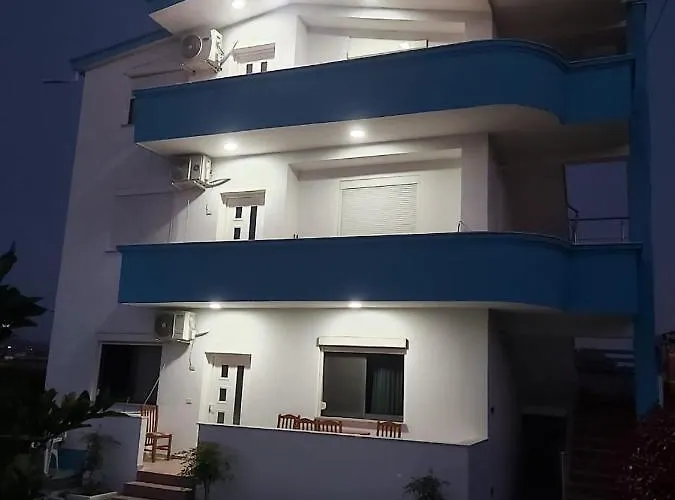 White & Blue Apartment's Appartamento Golem (Tirana)